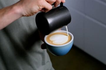 Latte Art For Beginners: How To Pour Heart (Latte Art Tutorial) 🖤
